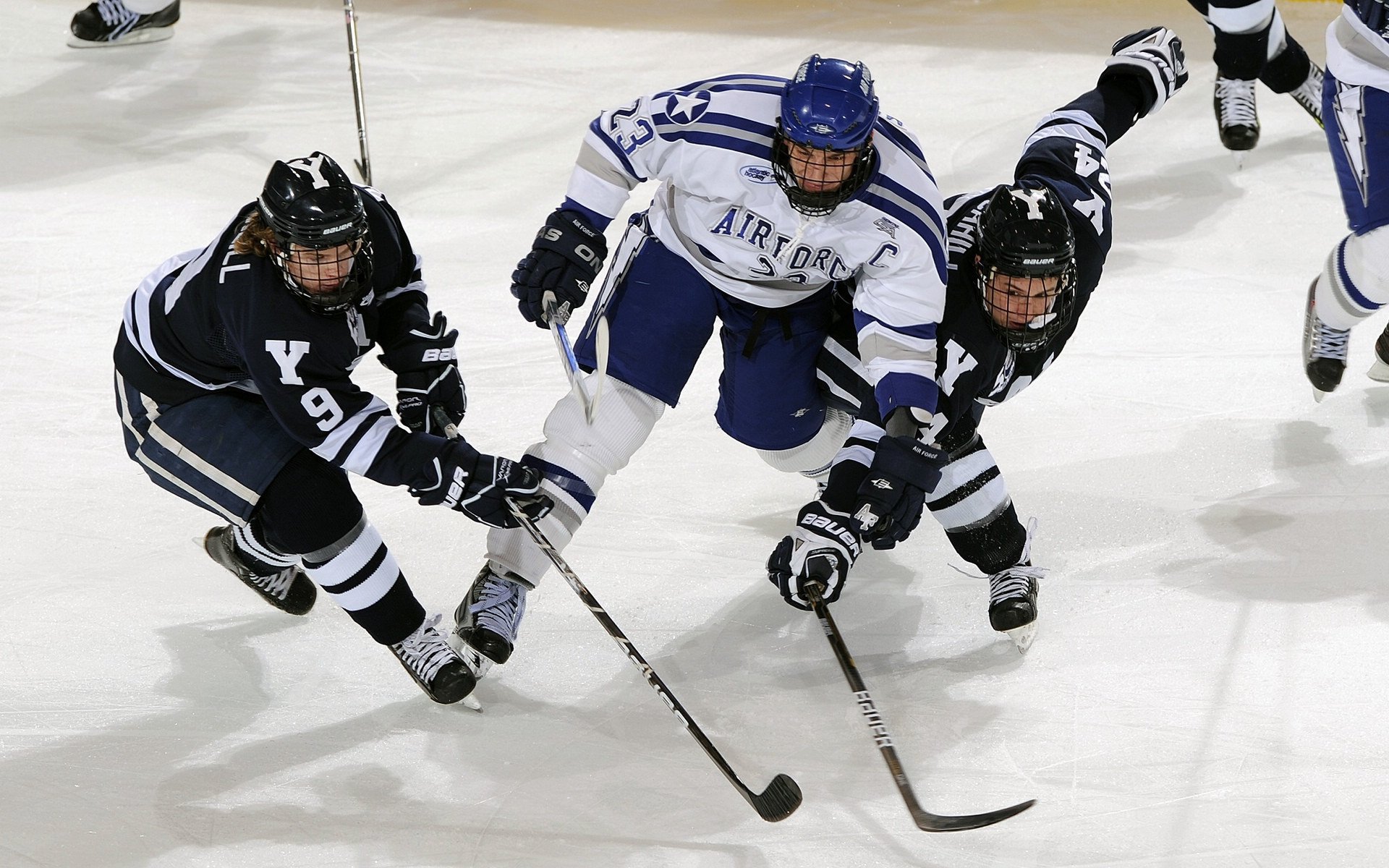 爱游戏在线登录-拜仁二次进攻组织效率极高，拜仁两次犯错